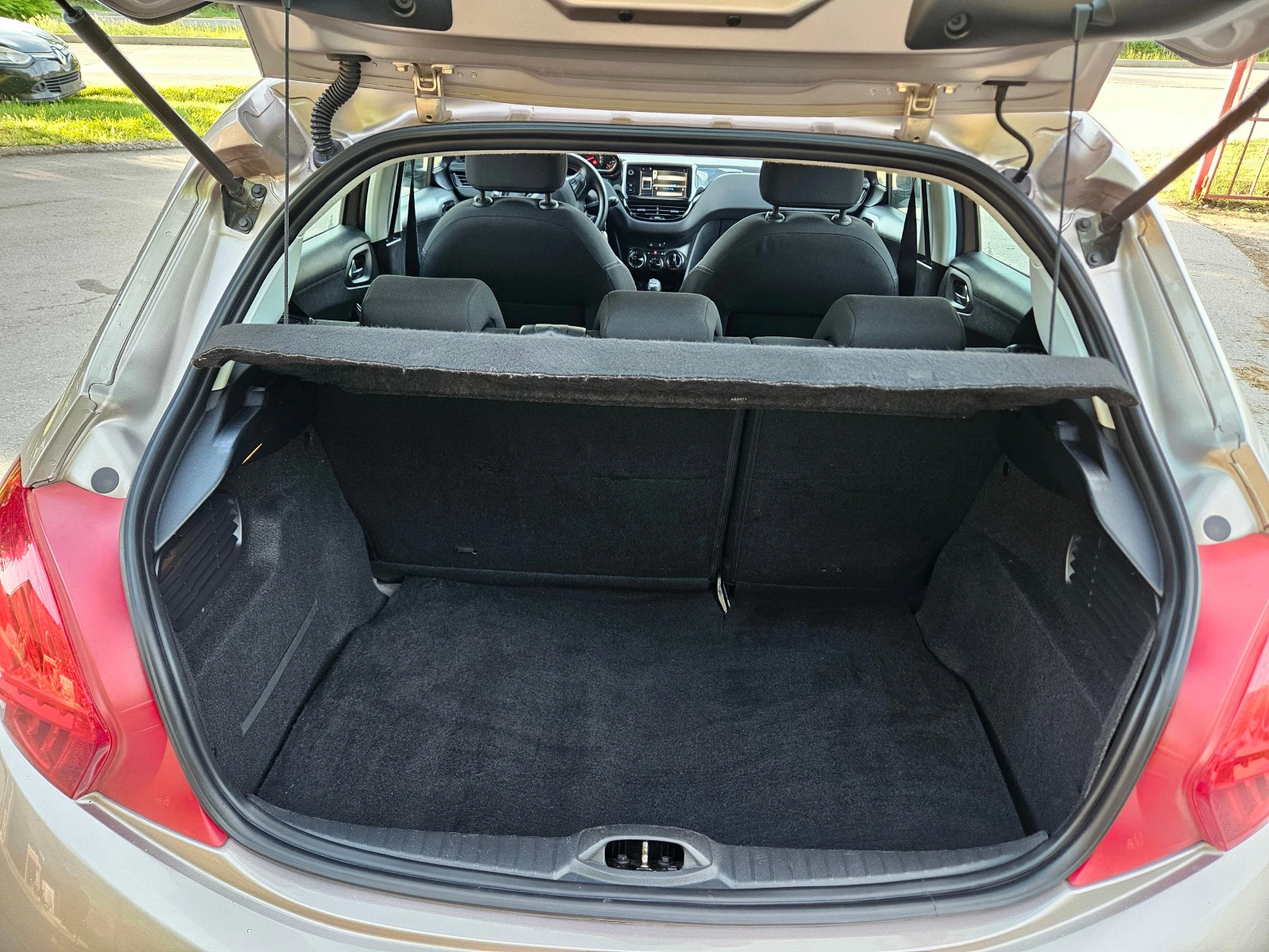 Peugeot 208 1.4, 68к.с., евро 5а!, снимка 7 - Автомобили и джипове - 54887829