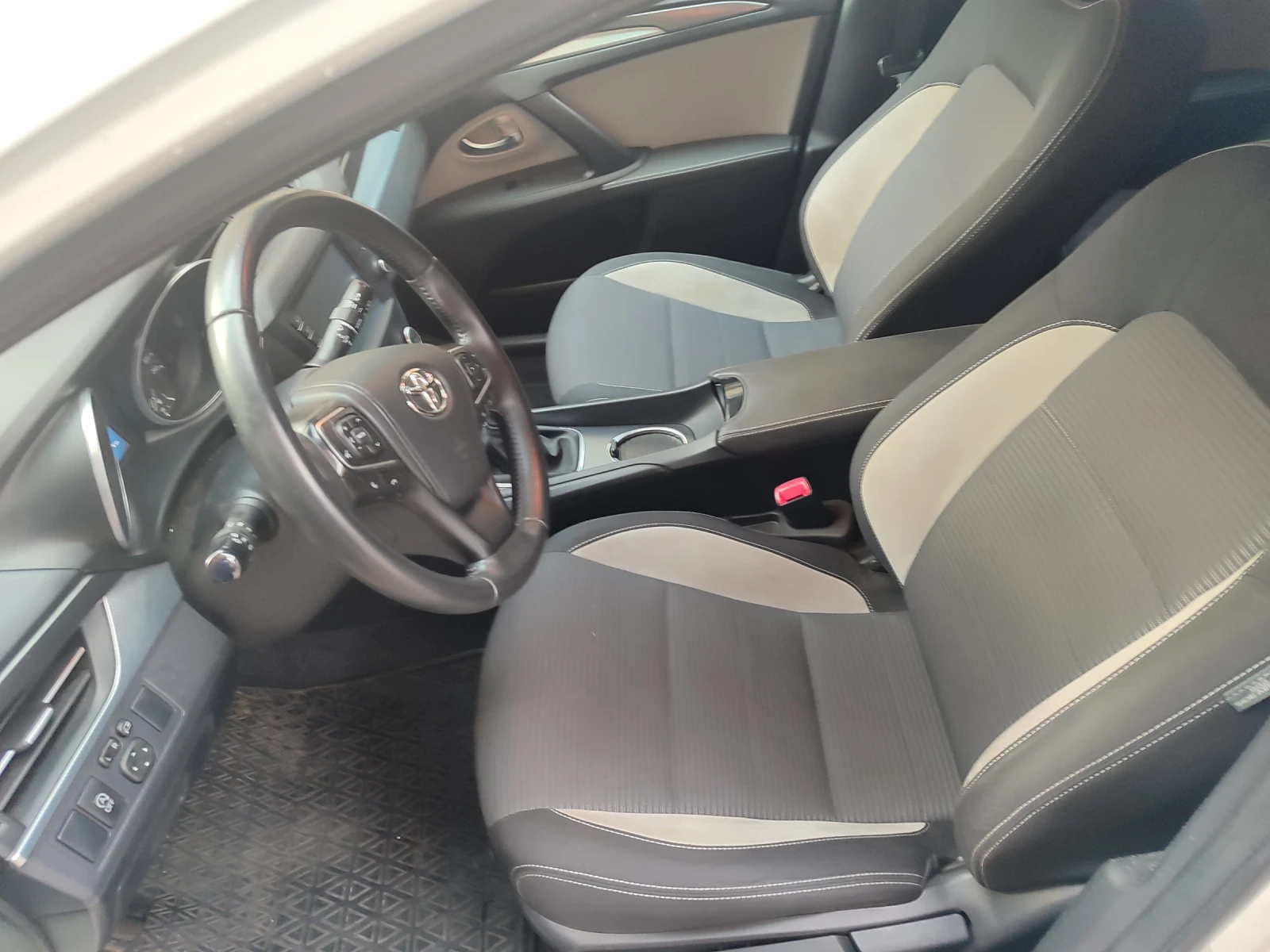 Toyota Avensis, снимка 8 - Автомобили и джипове - 55080750
