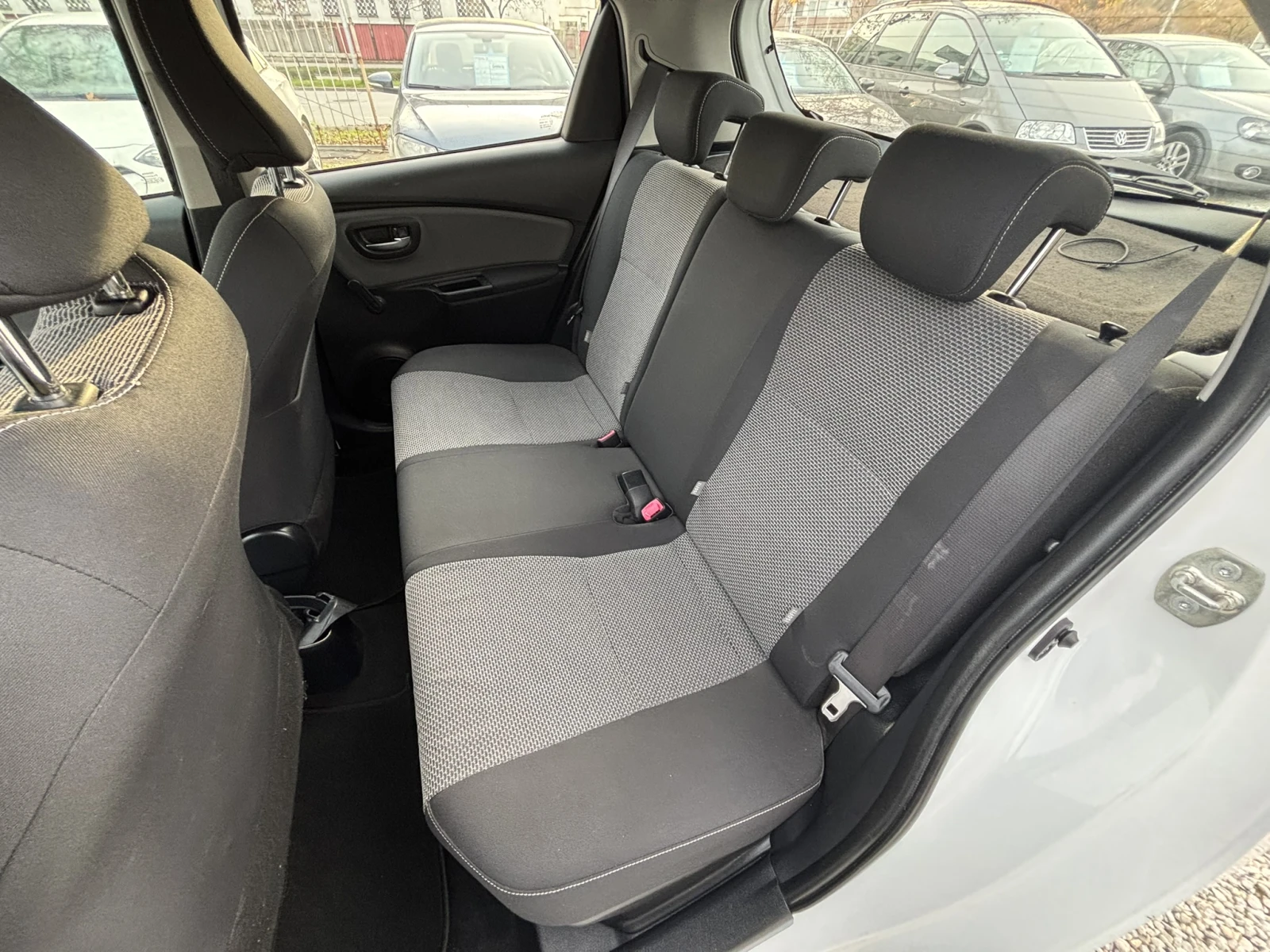 Toyota Yaris 1.5 - Hybrid, снимка 12 - Автомобили и джипове - 55594247