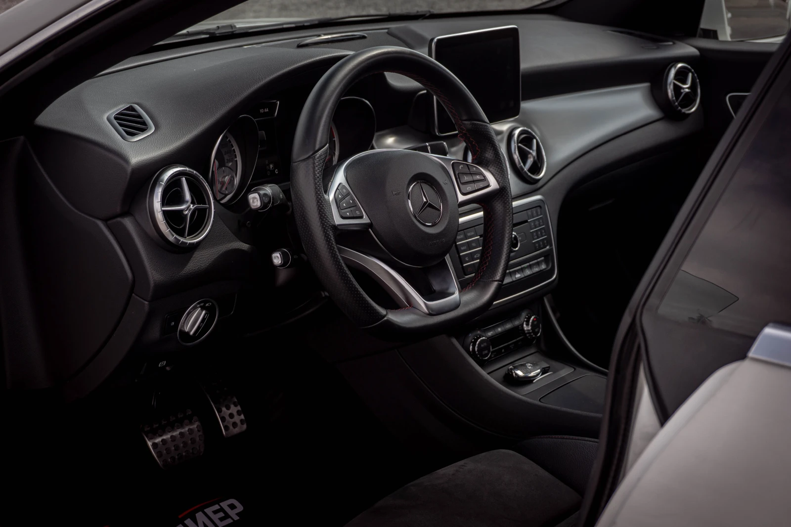 Mercedes-Benz CLA AMGPack-2.5-4MATIC-РЕАЛНИ КМ!, снимка 7 - Автомобили и джипове - 55655196