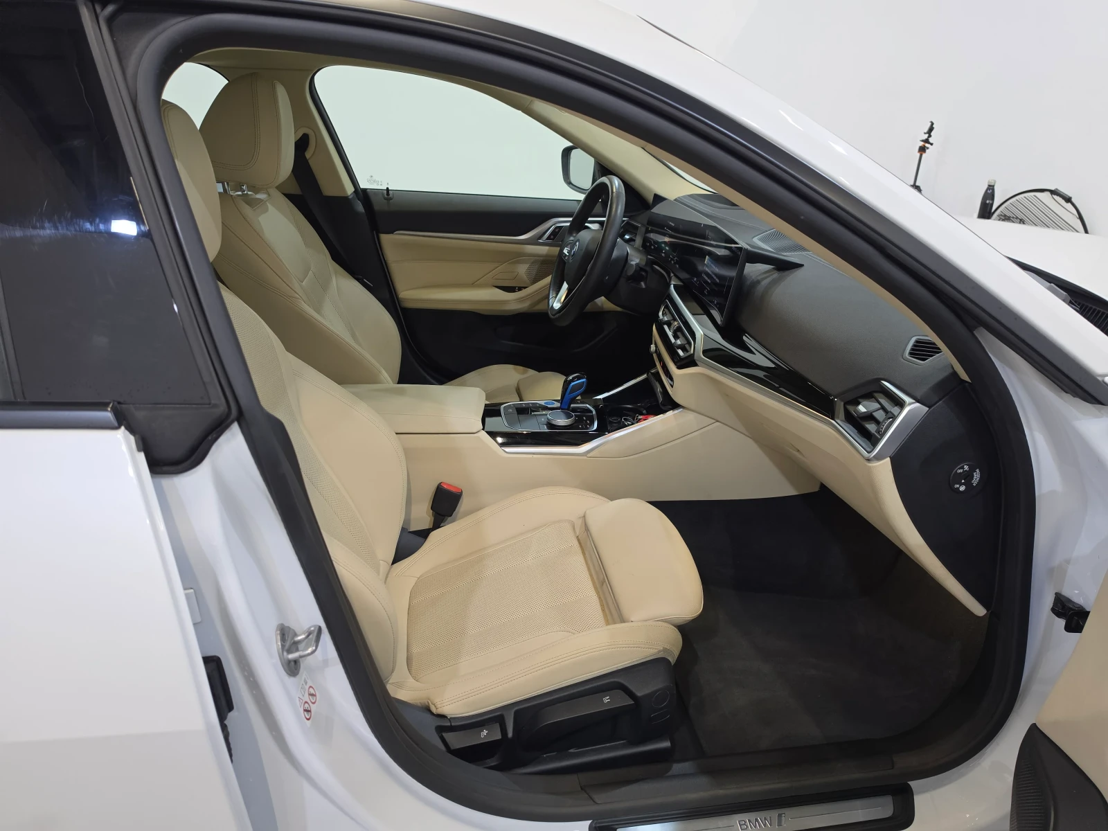 BMW i4 Gran Coupe eDrive35 Aut. LED Head-Up LC-Pro Navi, снимка 13 - Автомобили и джипове - 55738342