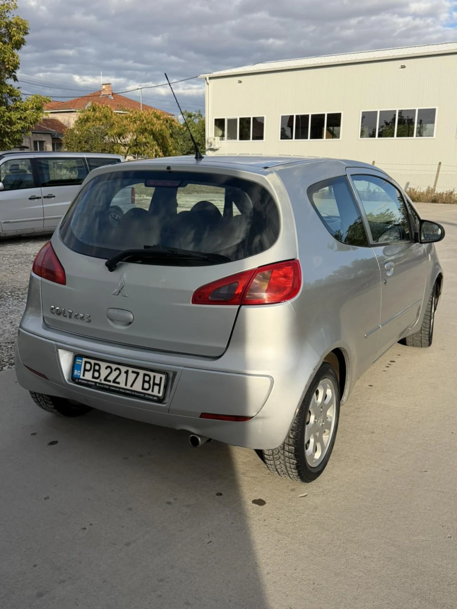 Mitsubishi Colt 1.3, снимка 4 - Автомобили и джипове - 56547667