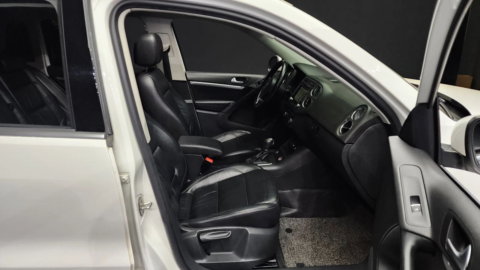 VW Tiguan 2.0TDI PREMIUM - изображение 10
