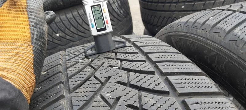 Гуми Зимни 235/55R17, снимка 5 - Гуми и джанти - 31257311