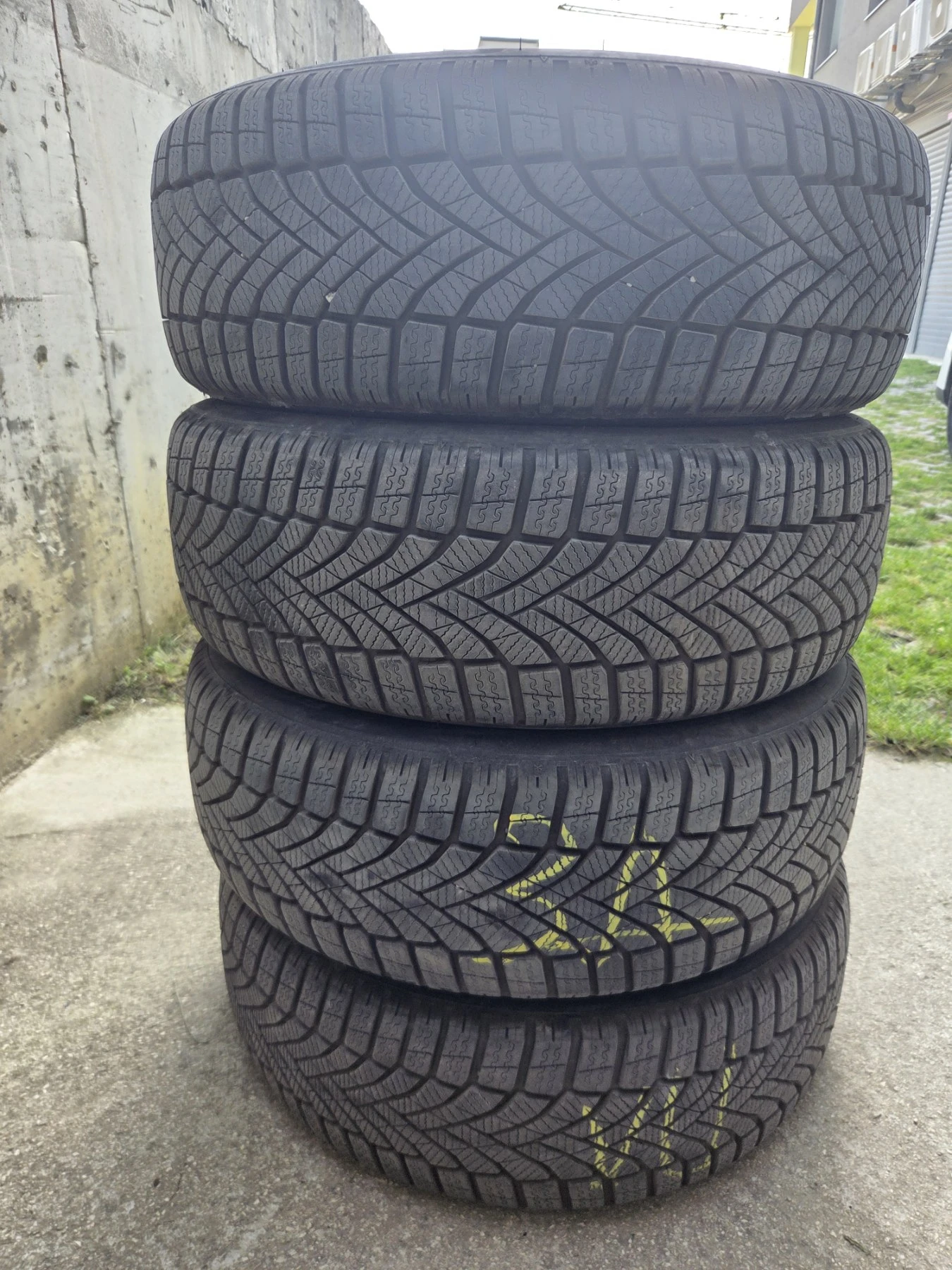 Гуми Зимни 215/55R17, снимка 2 - Гуми и джанти - 54611266
