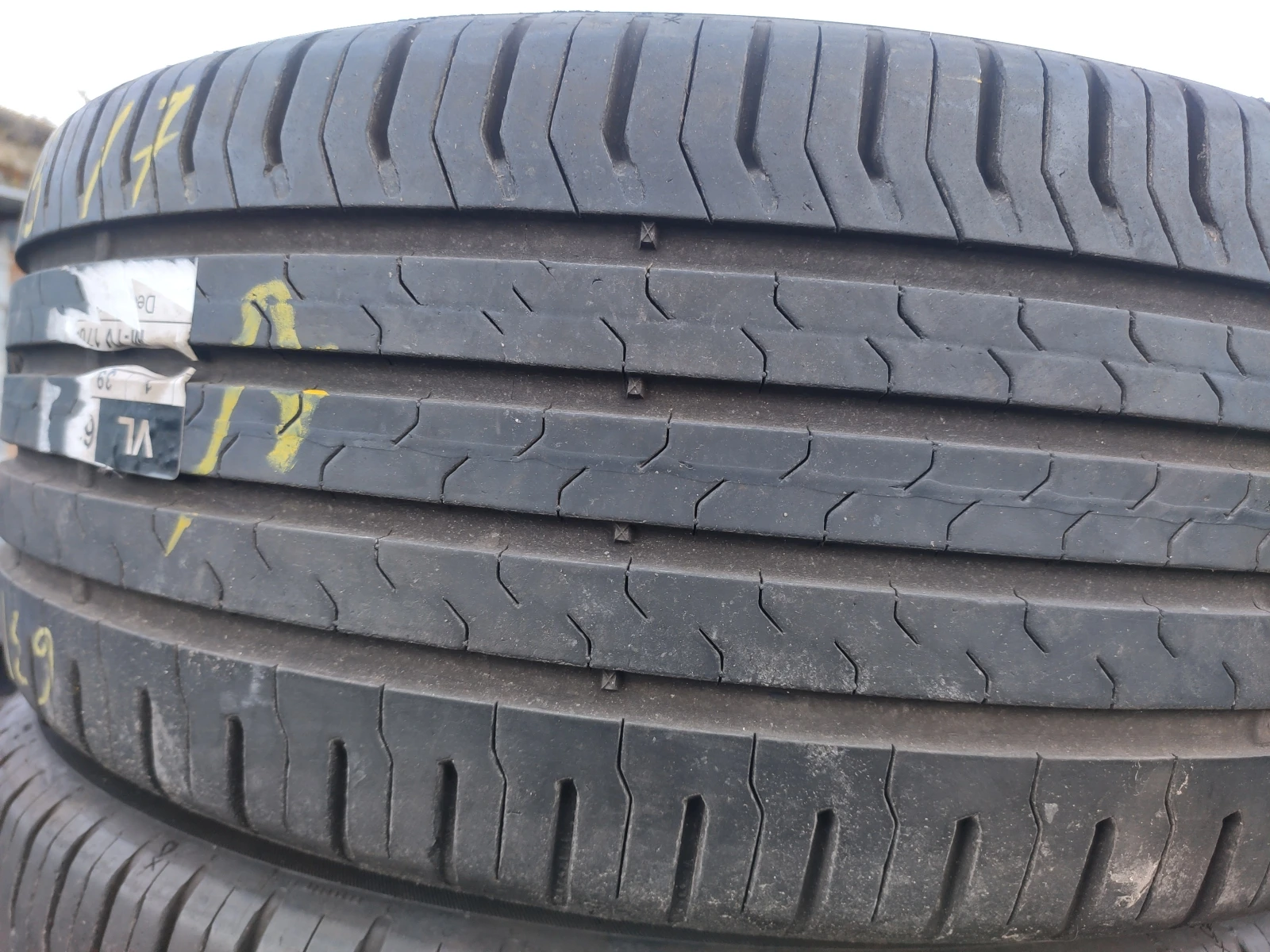 Гуми Летни 215/45R17, снимка 2 - Гуми и джанти - 55272437