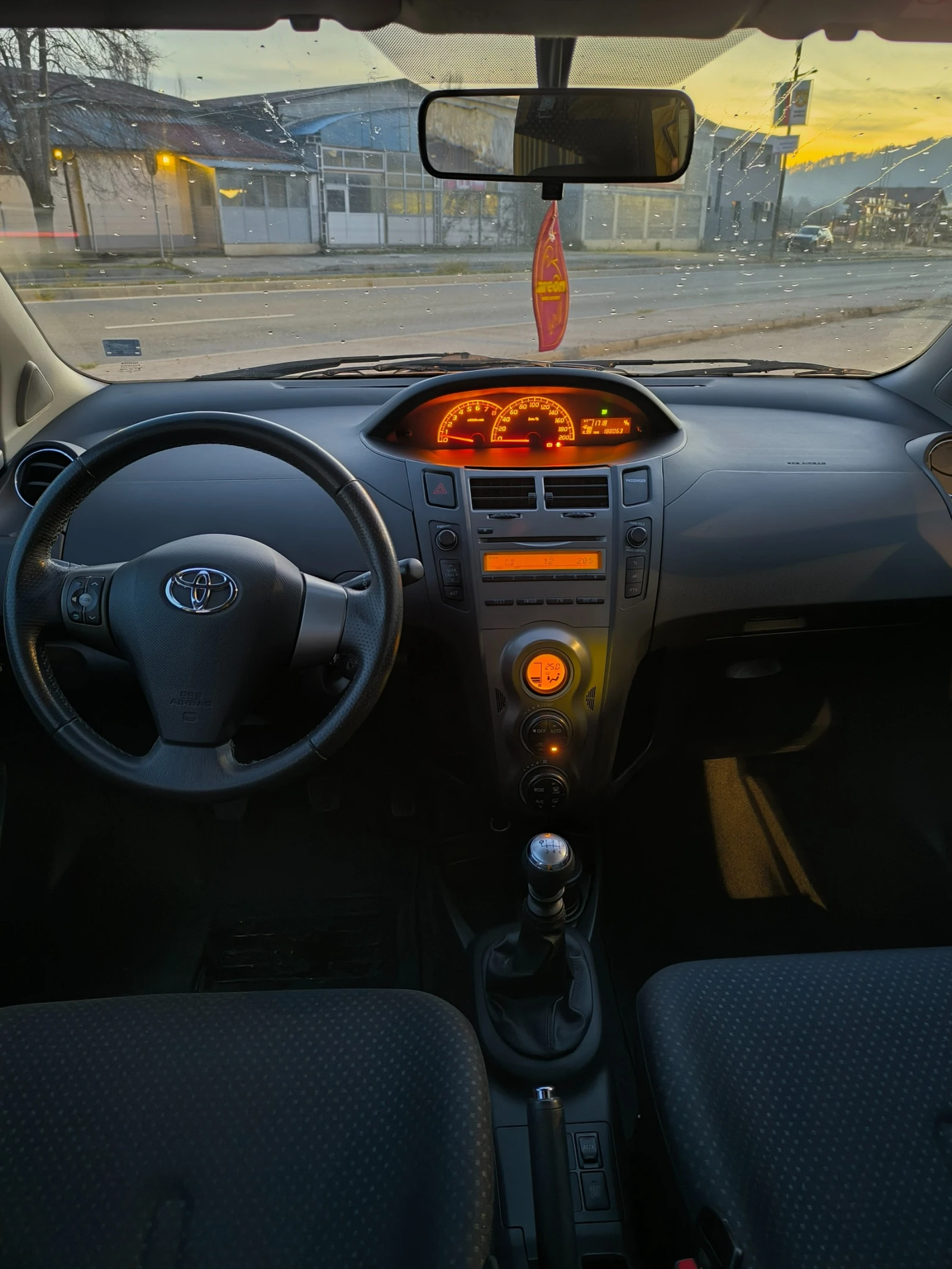 Toyota Yaris 1.33 - изображение 9