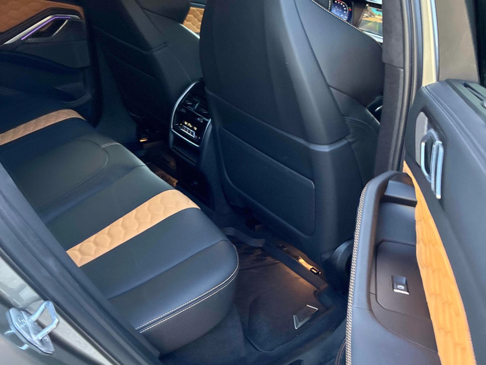 BMW X6 Competition xDrive | CARFAX | АВТОКРЕДИТ , снимка 11 - Автомобили и джипове - 56087539