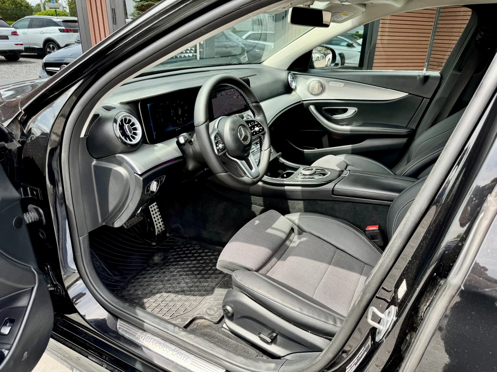 Mercedes-Benz E 220  Brabus* Digital* Камера* Лизинг, снимка 8 - Автомобили и джипове - 54643902