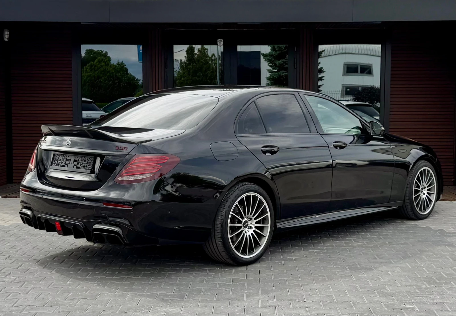 Mercedes-Benz E 220  Brabus* Digital* Камера* Лизинг, снимка 4 - Автомобили и джипове - 54643902