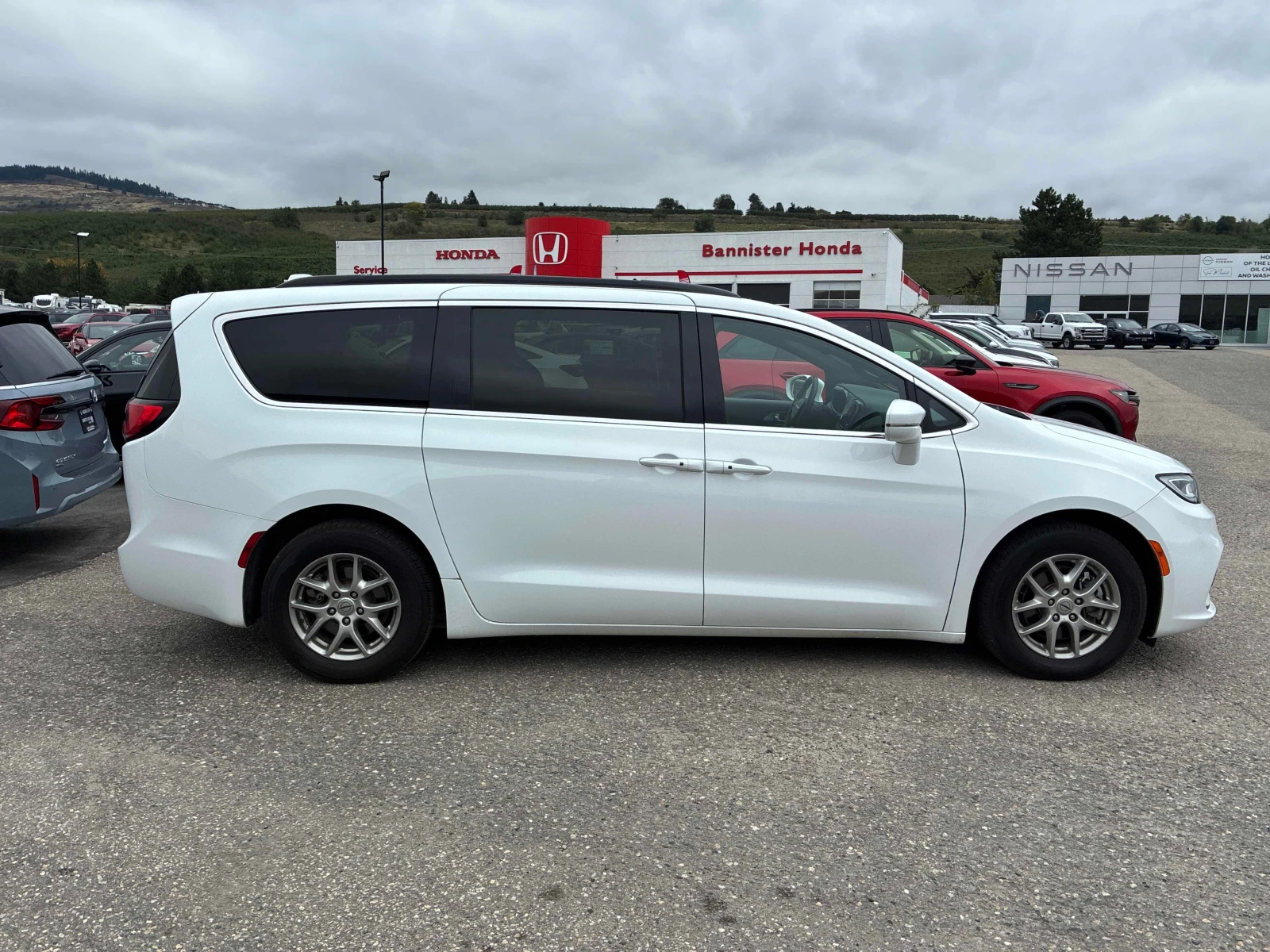 Chrysler Pacifica * Touring * CARFAX * ОПЦИЯ ЗА ФИНАНСИРАНЕ, снимка 3 - Автомобили и джипове - 56116558