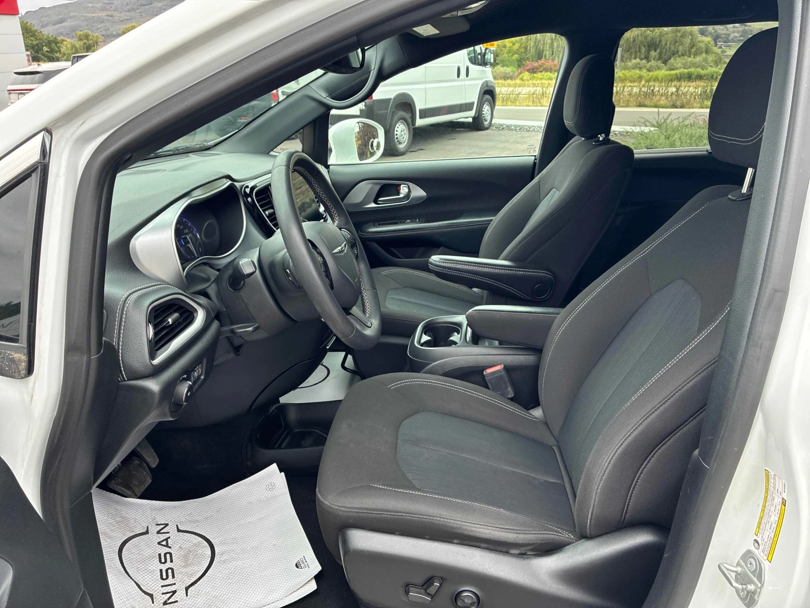 Chrysler Pacifica * Touring * CARFAX * ОПЦИЯ ЗА ФИНАНСИРАНЕ, снимка 5 - Автомобили и джипове - 56116558