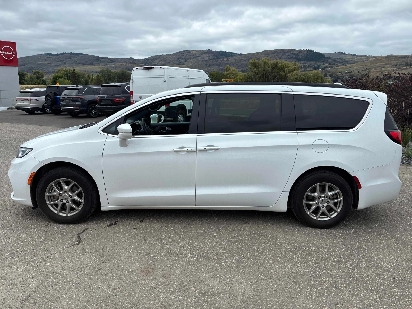 Chrysler Pacifica * Touring * CARFAX * ОПЦИЯ ЗА ФИНАНСИРАНЕ, снимка 2 - Автомобили и джипове - 56116558