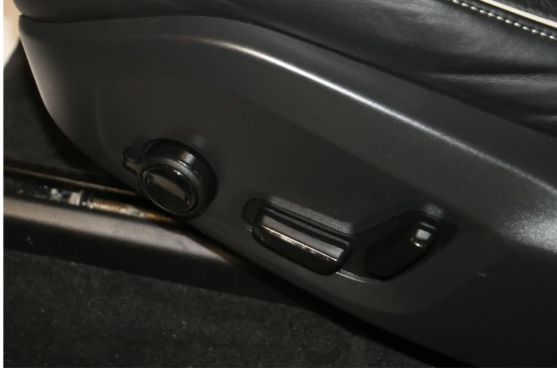 Volvo XC60 B6* R* DESIGN* HARMON* KARDON* LANE* ASSIST* МЪРТВ, снимка 8 - Автомобили и джипове - 53324047