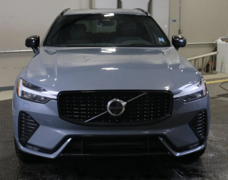 Volvo XC60 B6* R* DESIGN* HARMON* KARDON* LANE* ASSIST* МЪРТВ, снимка 4 - Автомобили и джипове - 53324047