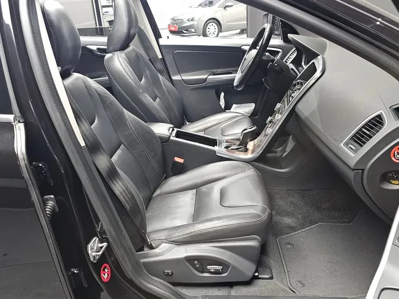 Volvo XC60 D3 2.0L, снимка 10 - Автомобили и джипове - 55562151