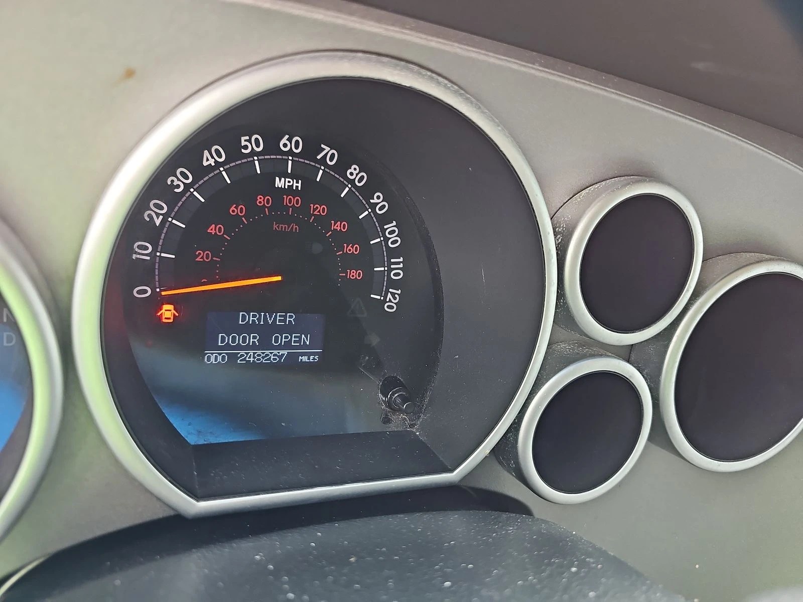 Toyota Sequoia 5.7 PLATINUM* JBL* ПЕРФЕКТЕН ЗА ГАЗ* БЕЗ АНАЛОГ - изображение 9
