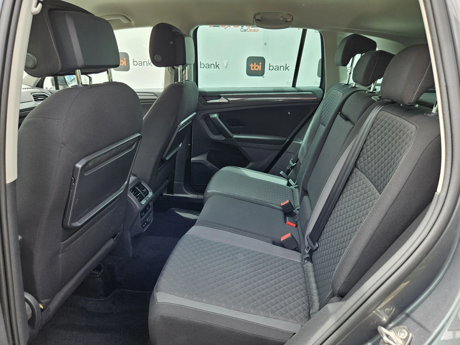 VW Tiguan 2.0TDI-150КС= АВТОМАТ= R-LINE= MATRIX= DISTRONIC - изображение 9