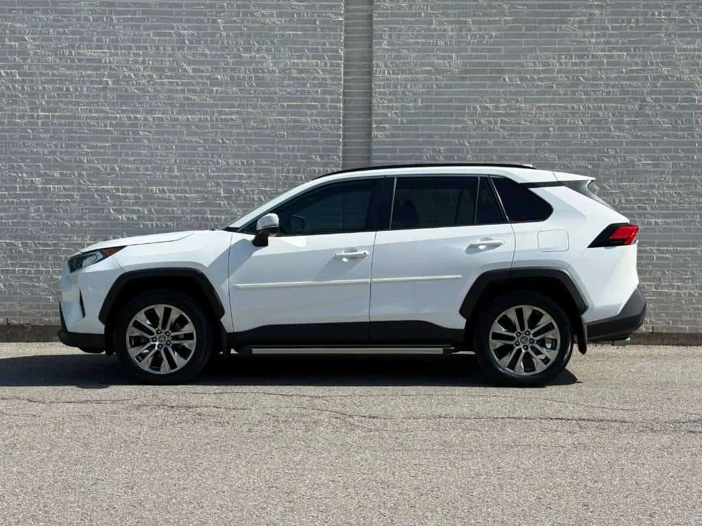 Toyota Rav4 XLE AWD  CARFAX, снимка 2 - Автомобили и джипове - 54978612