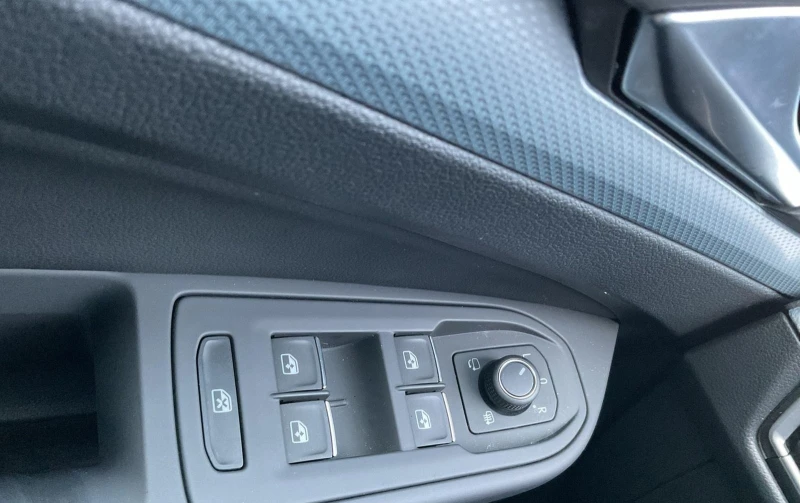 VW Golf 2.0TDI* FACELIFT* CAM* DISTR* LED* , снимка 5 - Автомобили и джипове - 52521258