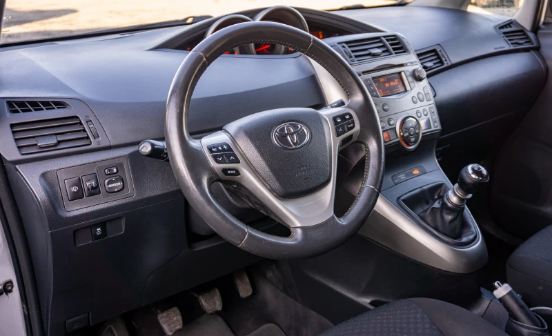 Toyota Verso 1.8 VVT-i | С ГАРАНЦИЯ , снимка 7 - Автомобили и джипове - 52849186