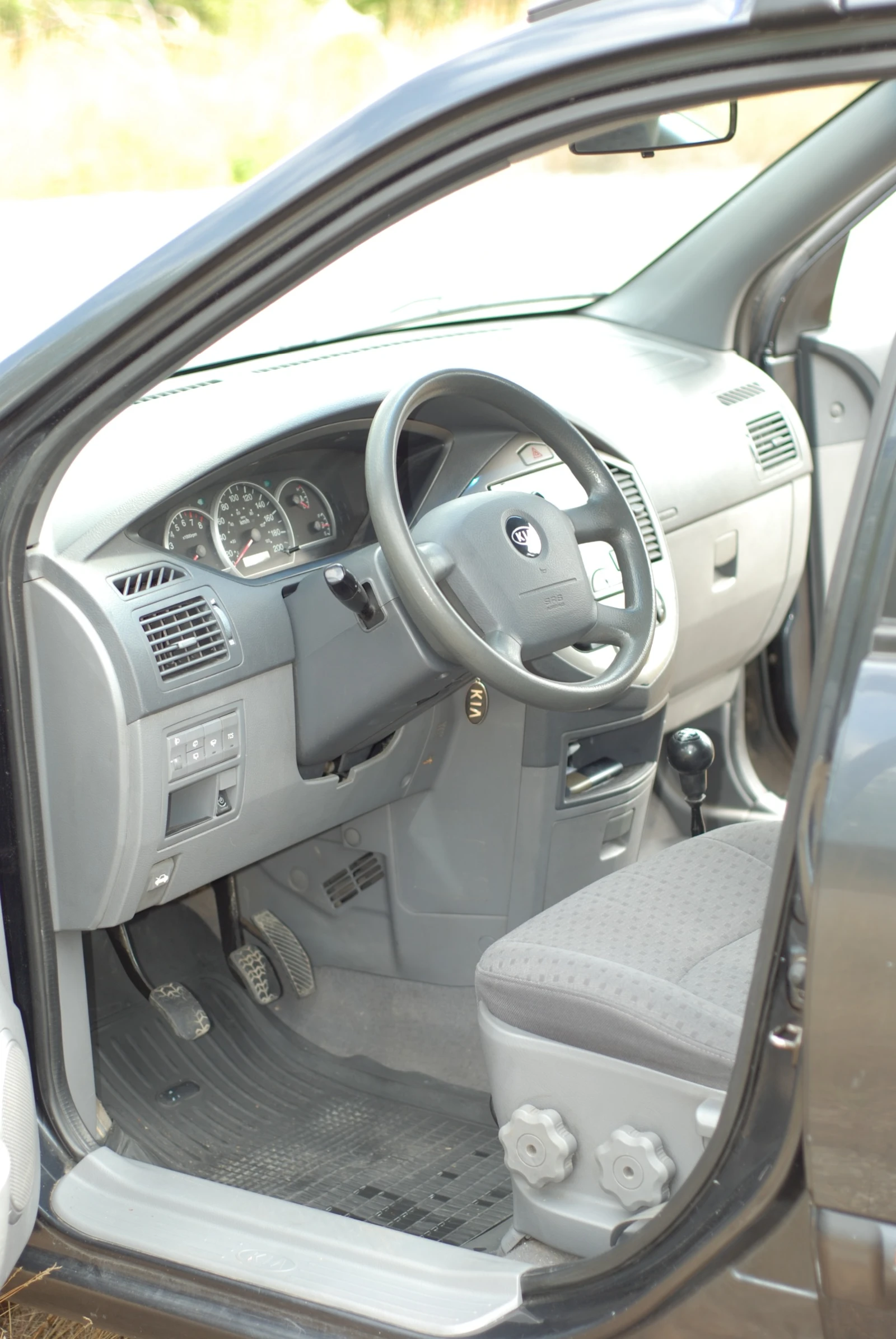 Kia Carens 1.6 Газов Инжекцион - изображение 2