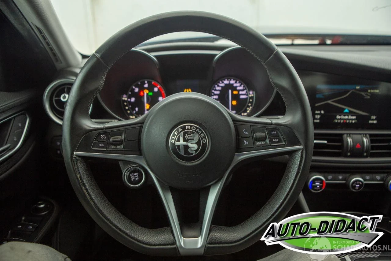 Alfa Romeo Giulia, снимка 17 - Автомобили и джипове - 51935537