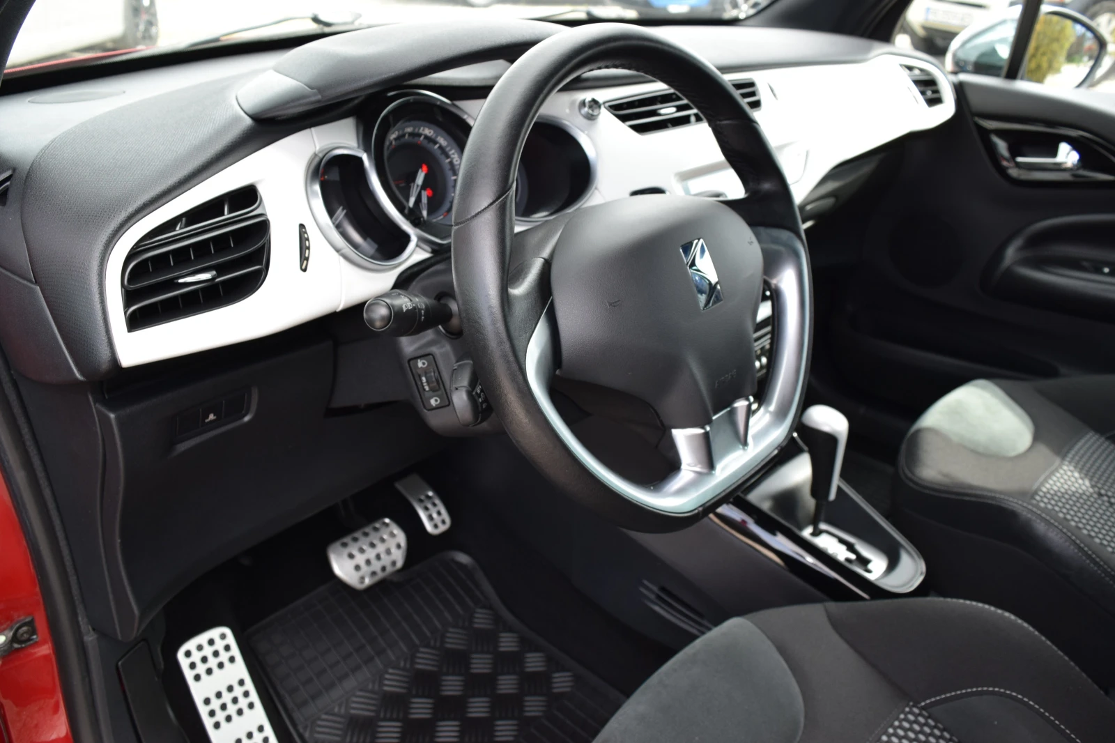 Citroen DS3 1.6i* 120 kc* Автоматик* 59500 км!!* Euro5, снимка 13 - Автомобили и джипове - 54090521