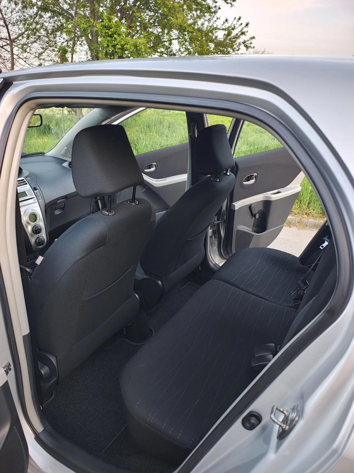 Toyota Yaris 1.3 VVTI, снимка 14 - Автомобили и джипове - 54234436