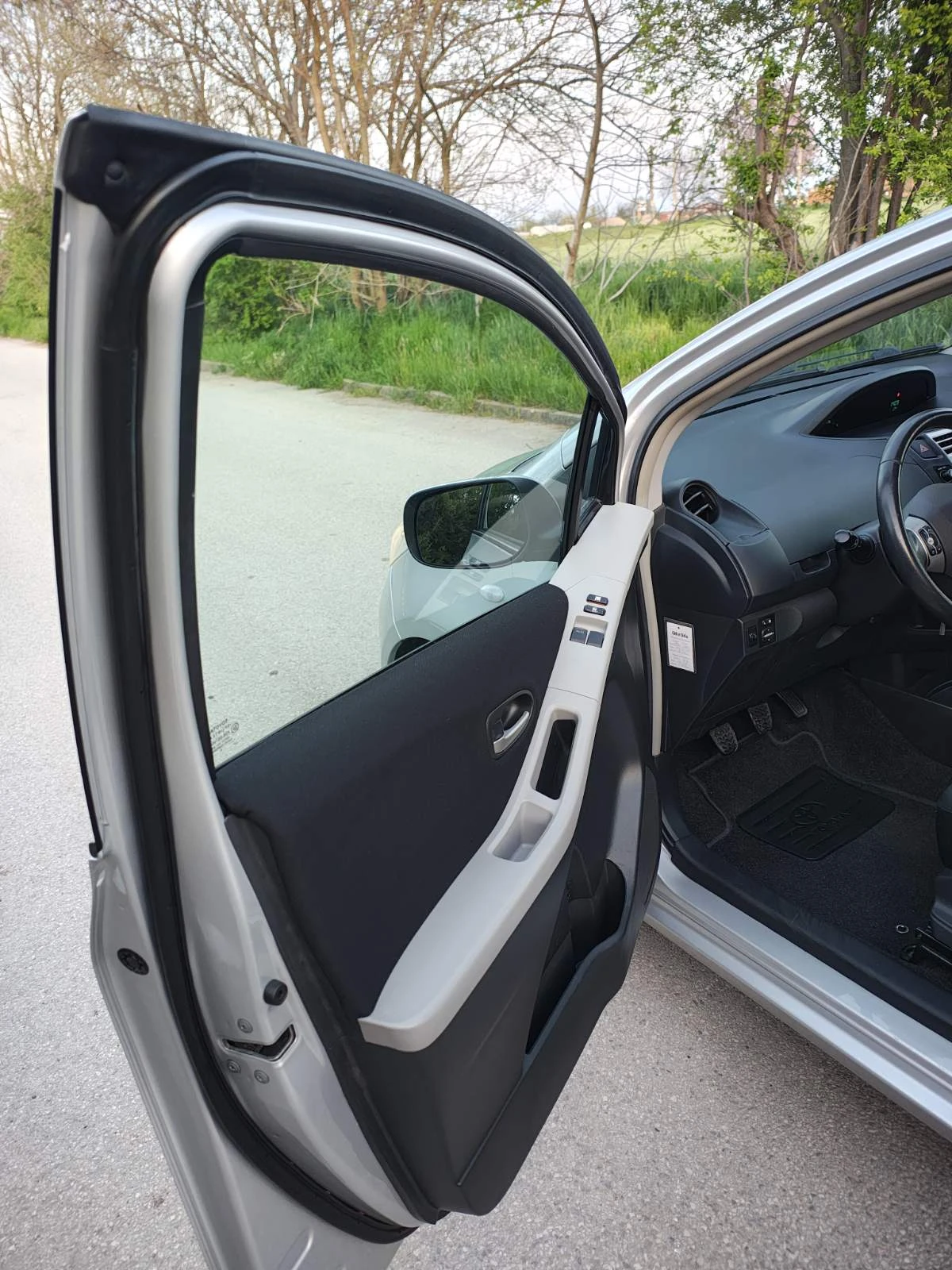 Toyota Yaris 1.3 VVTI, снимка 6 - Автомобили и джипове - 54234436