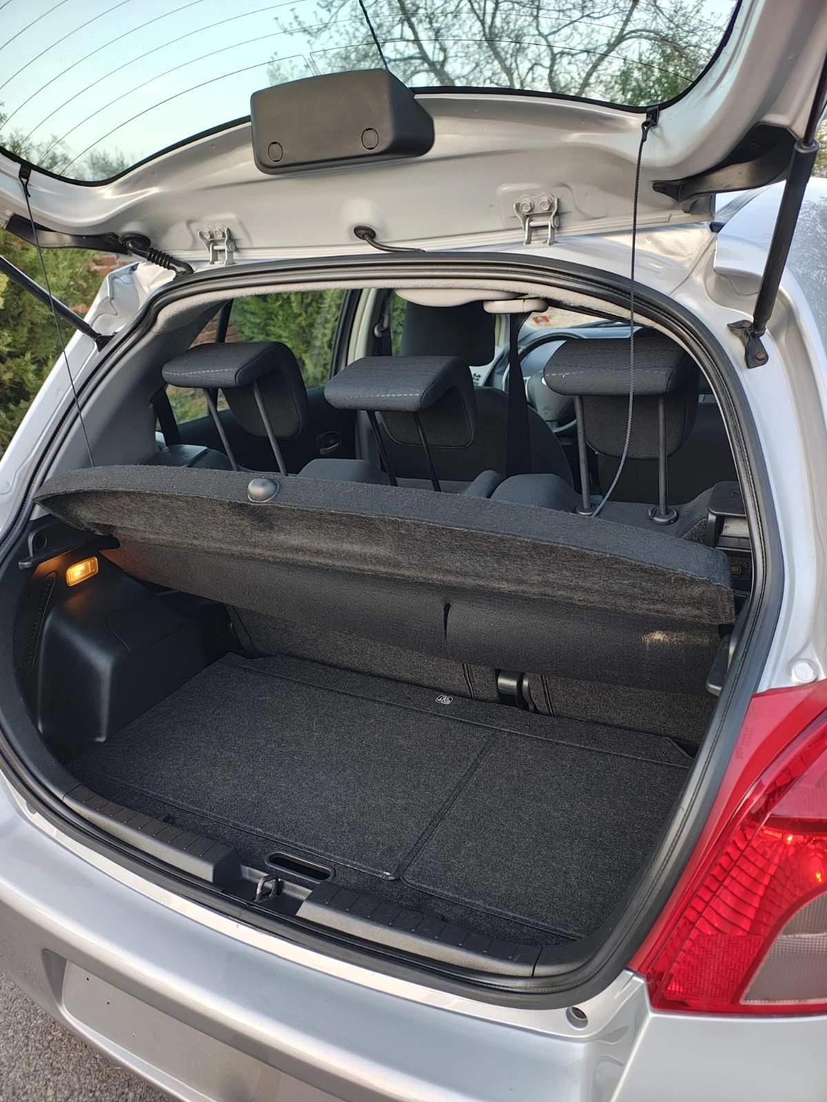 Toyota Yaris 1.3 VVTI, снимка 15 - Автомобили и джипове - 54234436