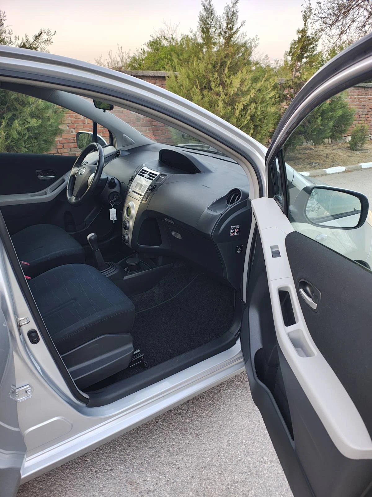 Toyota Yaris 1.3 VVTI, снимка 10 - Автомобили и джипове - 54234436