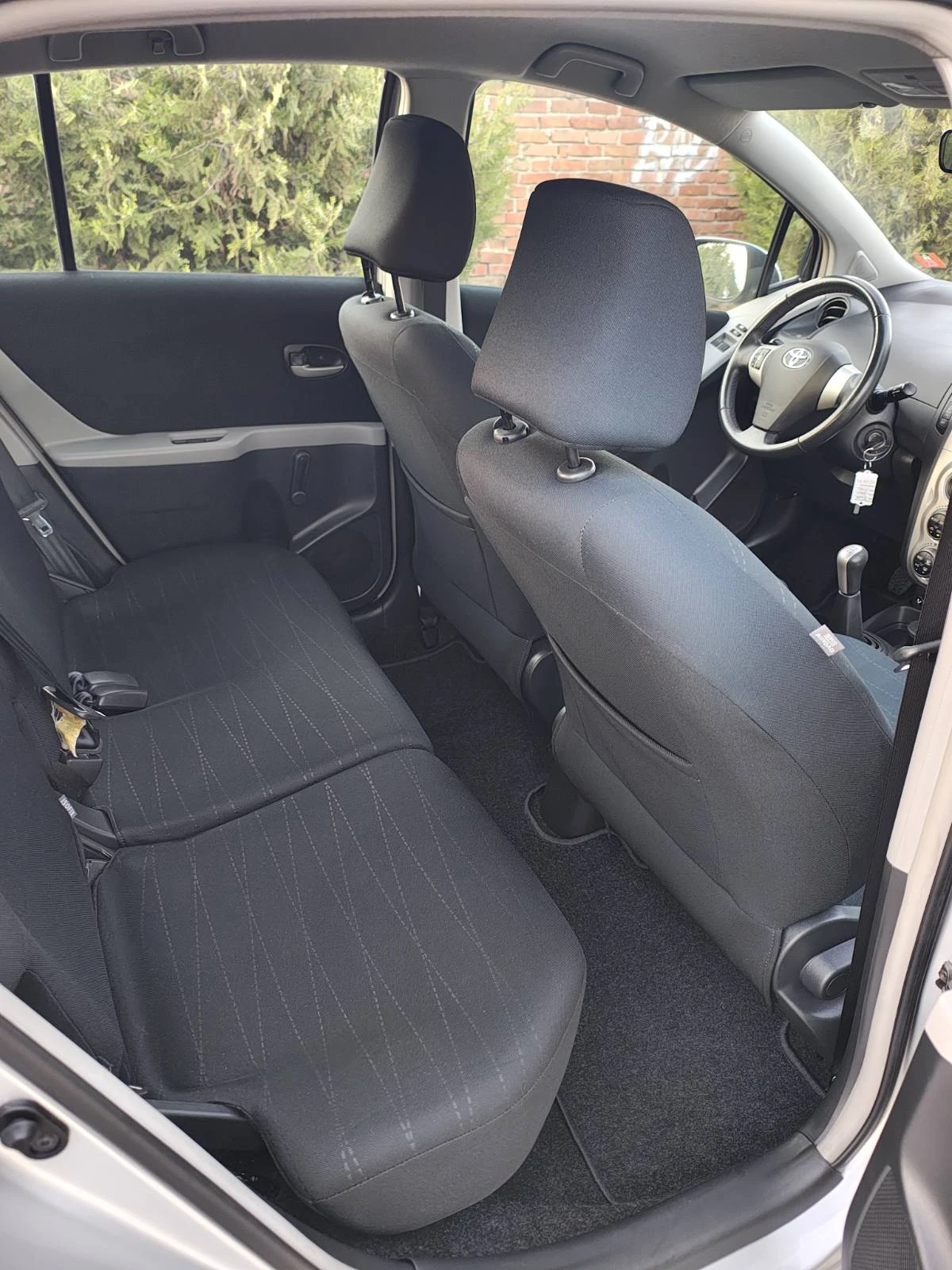 Toyota Yaris 1.3 VVTI, снимка 12 - Автомобили и джипове - 54234436