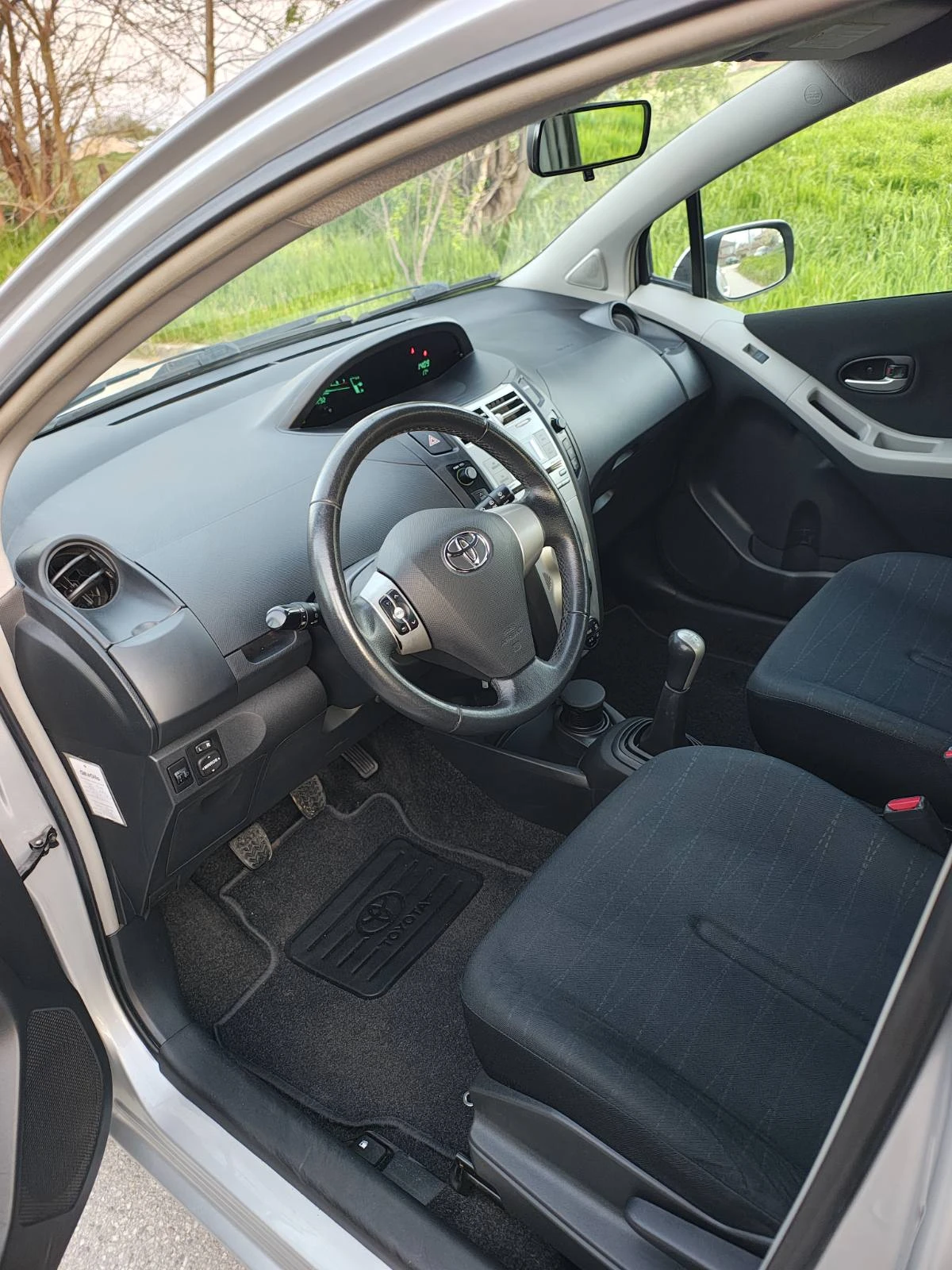 Toyota Yaris 1.3 VVTI, снимка 5 - Автомобили и джипове - 54234436