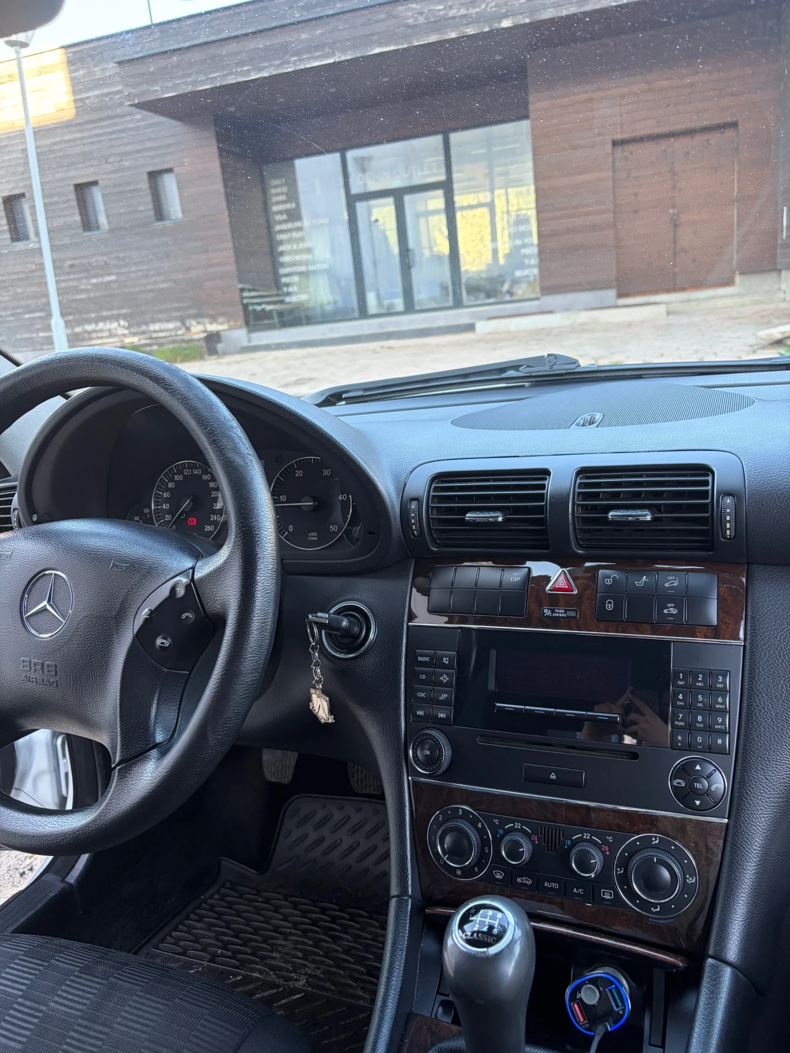 Mercedes-Benz C 200, снимка 2 - Автомобили и джипове - 54296082