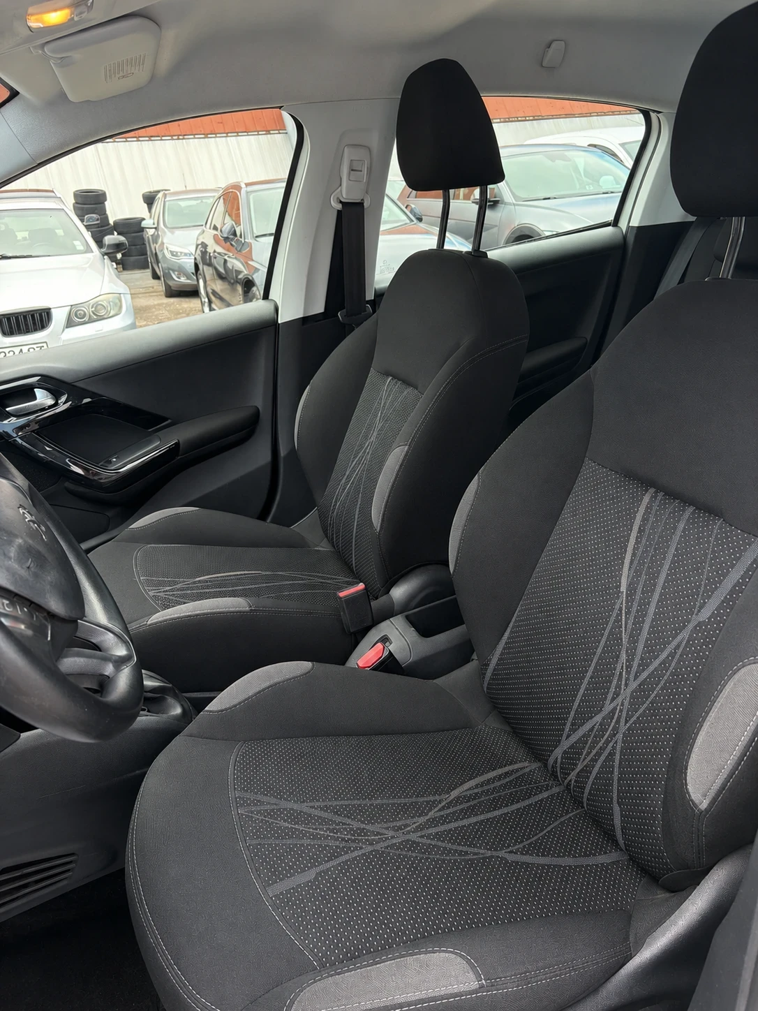 Peugeot 208 1.2i, снимка 7 - Автомобили и джипове - 55012486