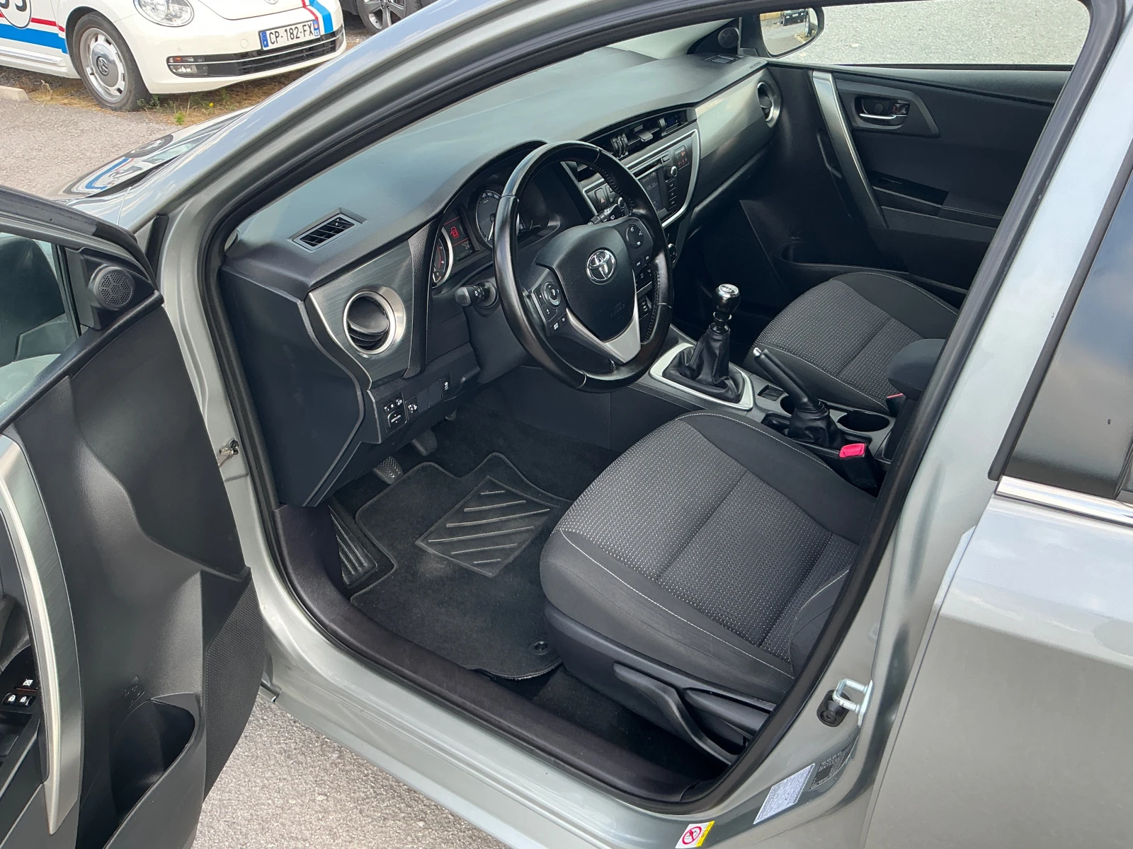 Toyota Auris 1.3 VVT-I, снимка 11 - Автомобили и джипове - 55365589