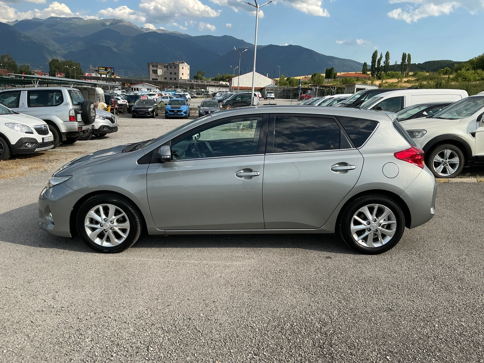 Toyota Auris 1.3 VVT-I, снимка 5 - Автомобили и джипове - 55365589