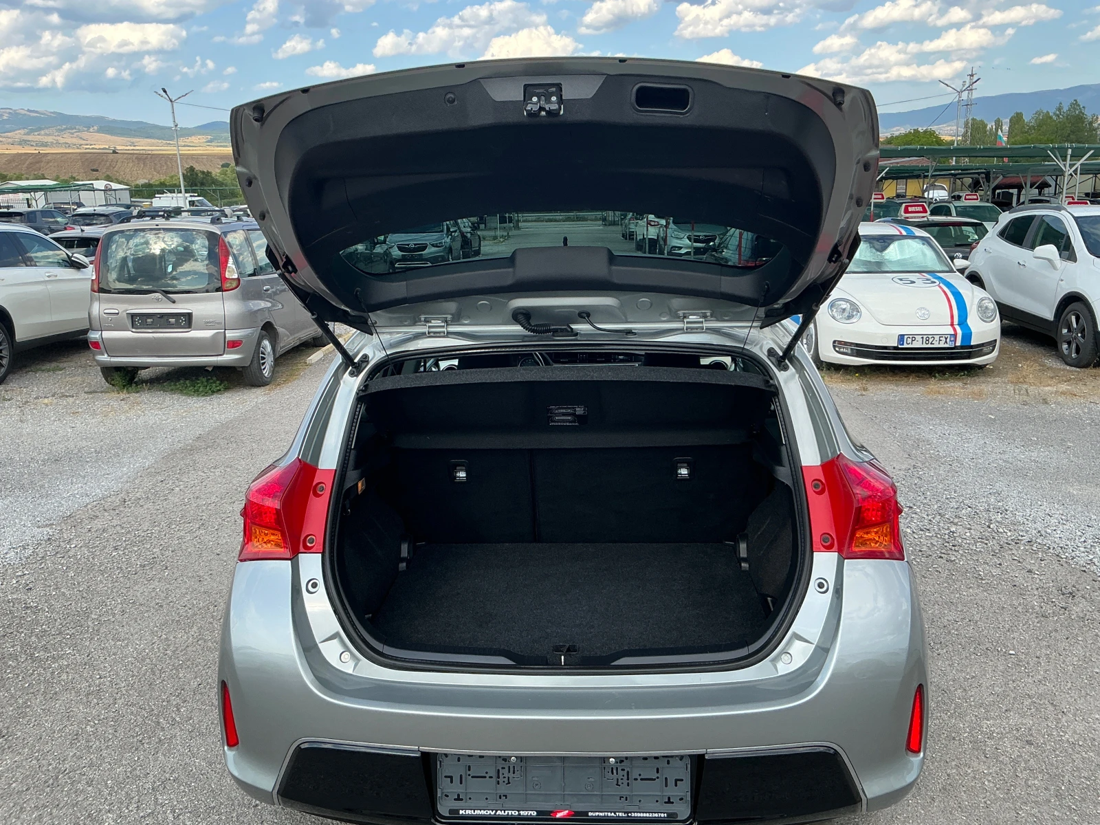 Toyota Auris 1.3 VVT-I, снимка 14 - Автомобили и джипове - 55365589