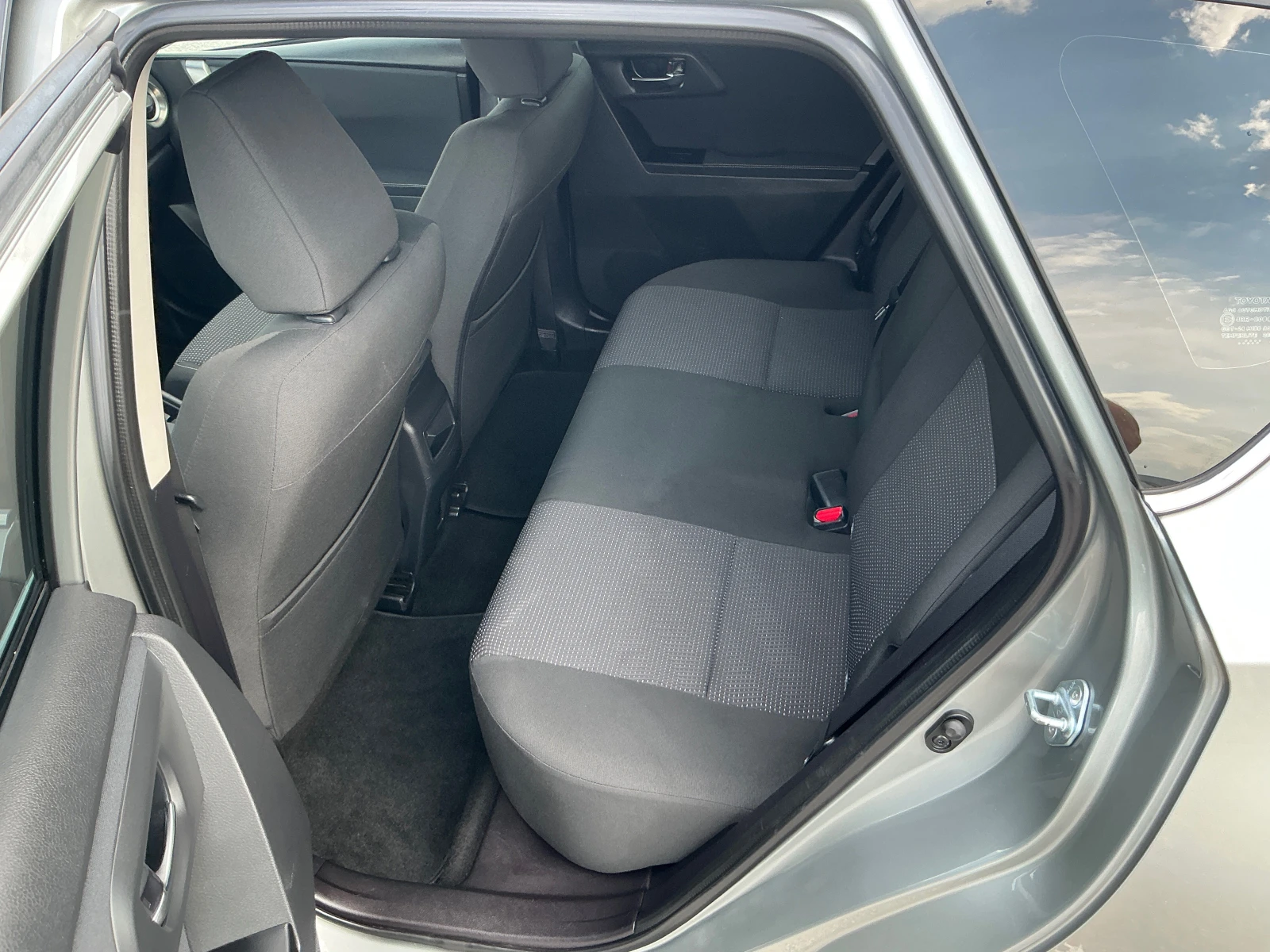 Toyota Auris 1.3 VVT-I, снимка 12 - Автомобили и джипове - 55365589