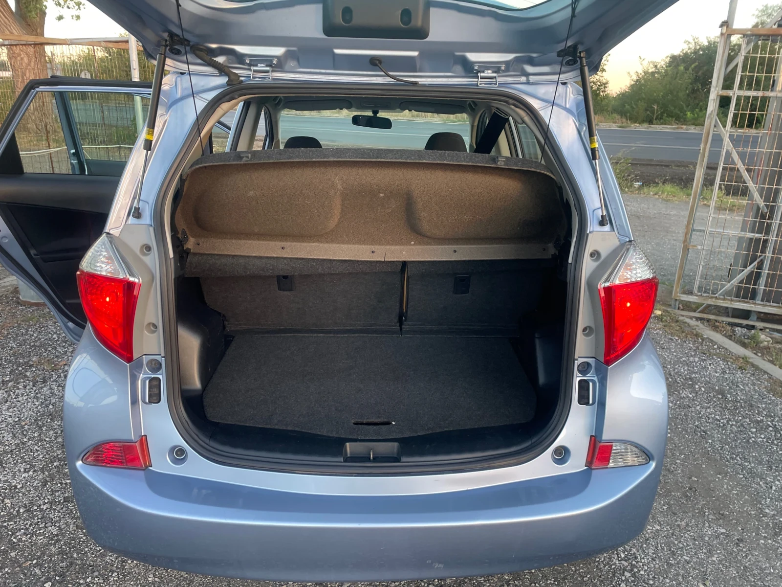 Toyota Verso S 1.4 D-4D 90К, снимка 11 - Автомобили и джипове - 55998359