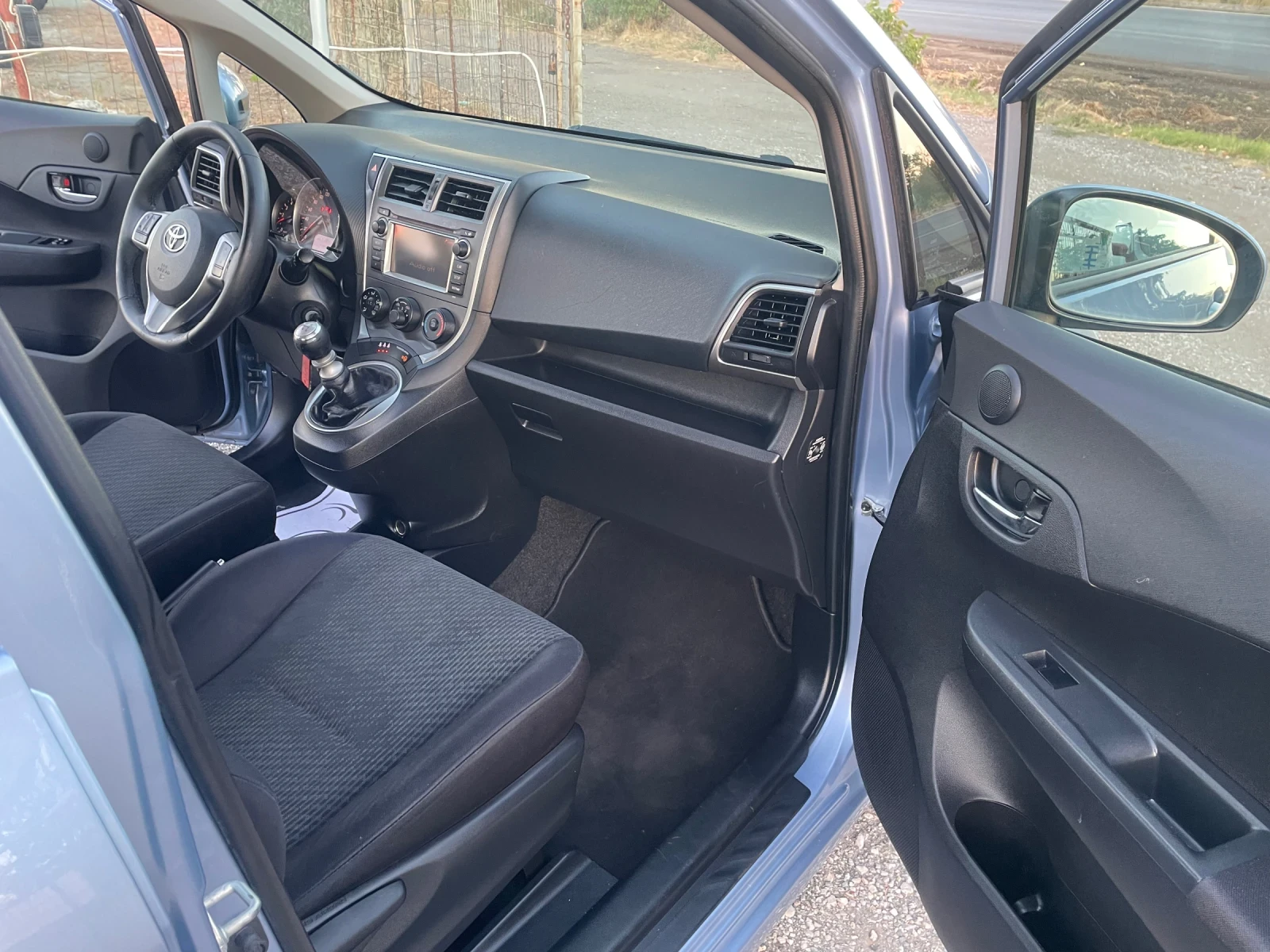 Toyota Verso S 1.4 D-4D 90К, снимка 13 - Автомобили и джипове - 55998359