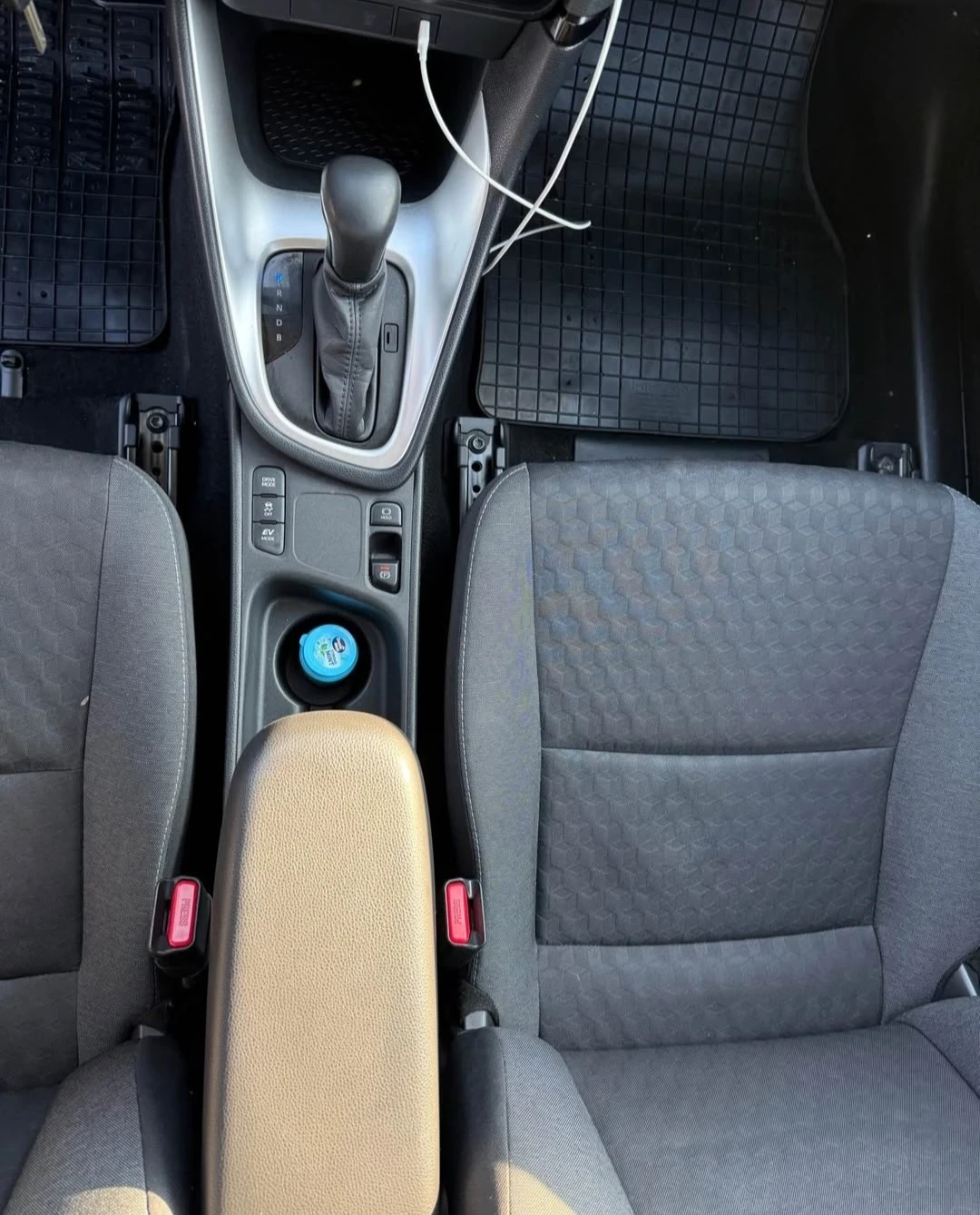 Toyota Yaris Hybrid, снимка 6 - Автомобили и джипове - 54655329