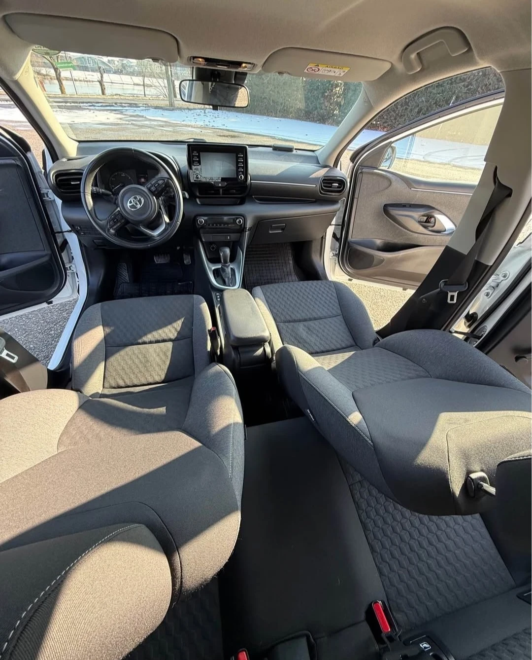 Toyota Yaris Hybrid, снимка 5 - Автомобили и джипове - 54655329