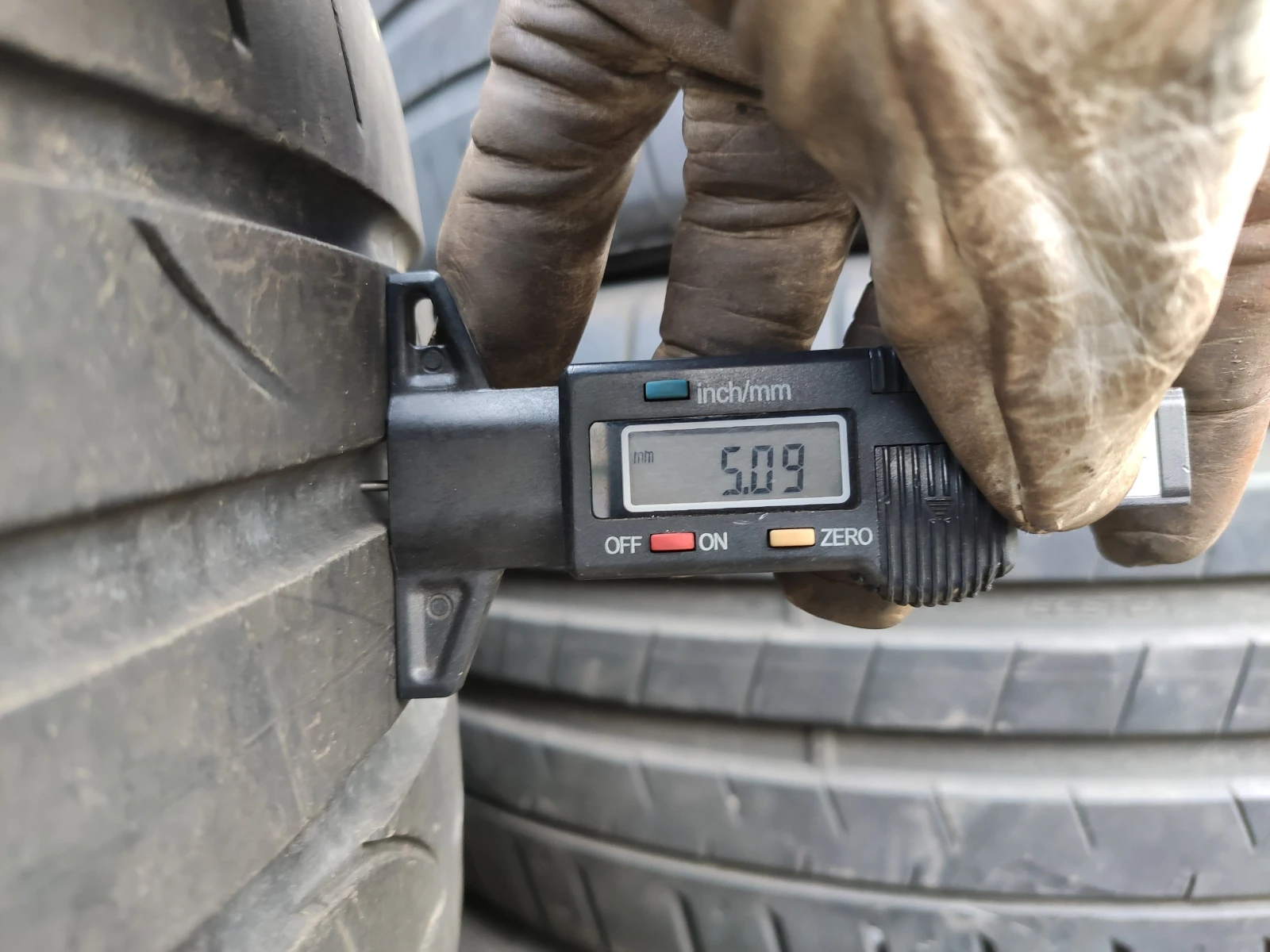 Гуми Летни 225/40R19, снимка 5 - Гуми и джанти - 54086512