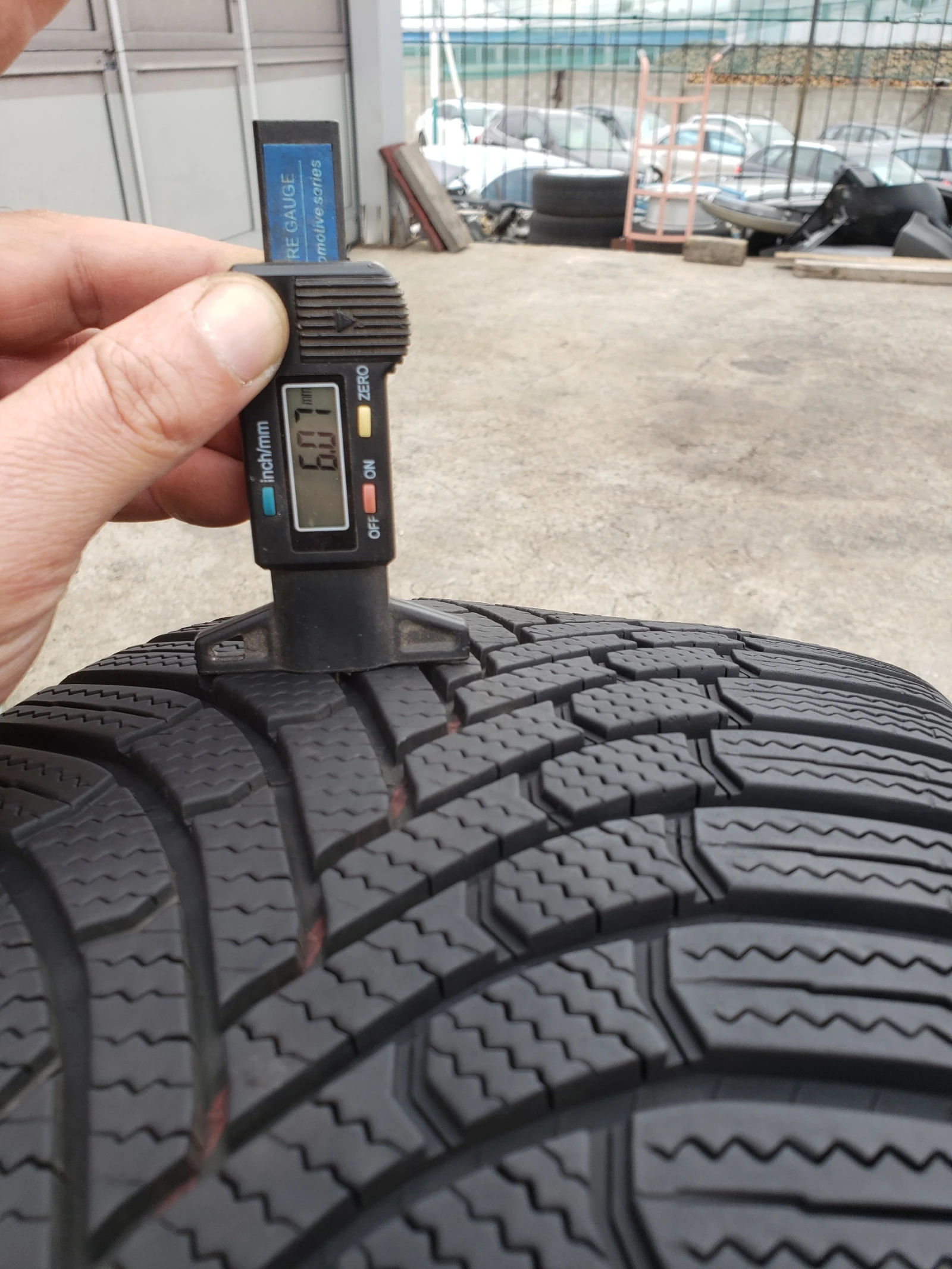 Гуми Зимни 245/45R20, снимка 7 - Гуми и джанти - 56179854