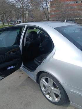 Mercedes-Benz E 320 Седан, снимка 8