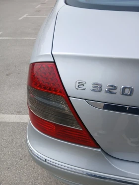 Mercedes-Benz E 320 Седан, снимка 12