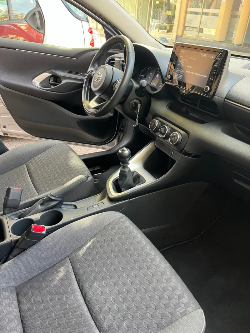 Toyota Yaris, снимка 10 - Автомобили и джипове - 47832759