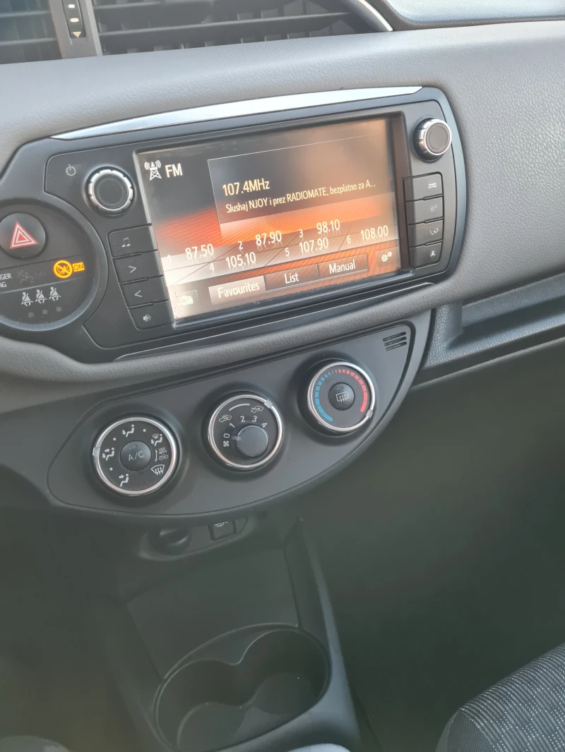 Toyota Yaris 1.4 D4D 90к.с. 2015г., снимка 11 - Автомобили и джипове - 52202744